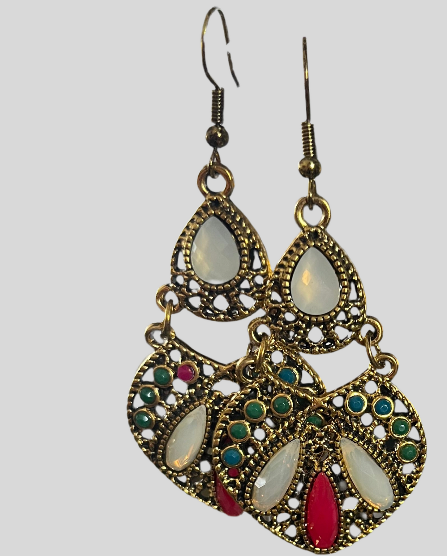 Brincos Boho Estilo Rainha na Cor Ouro Antigo com Pedras de Cores Variadas