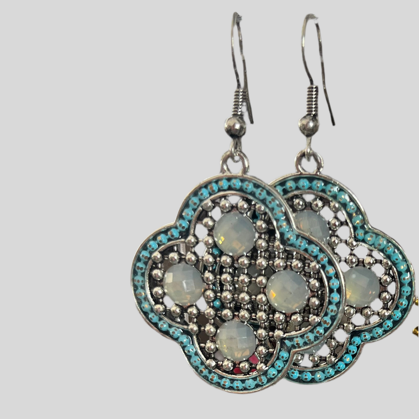 Brincos Boho Trevo na Cor Prata com Pedras Brancas