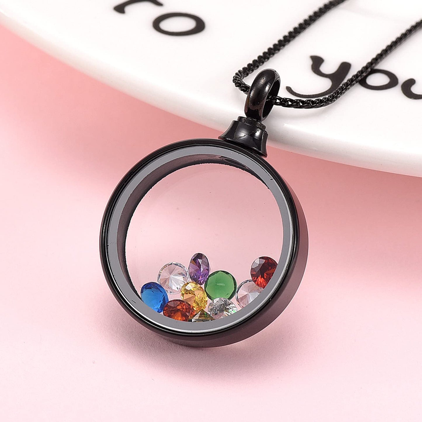 Colar de Senhora em Aço Inoxidável com Medalhão Relicário que contém pequenas pedras coloridas