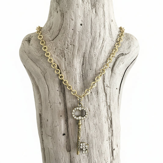 Colar de Senhora, Betsy Johnson Chave