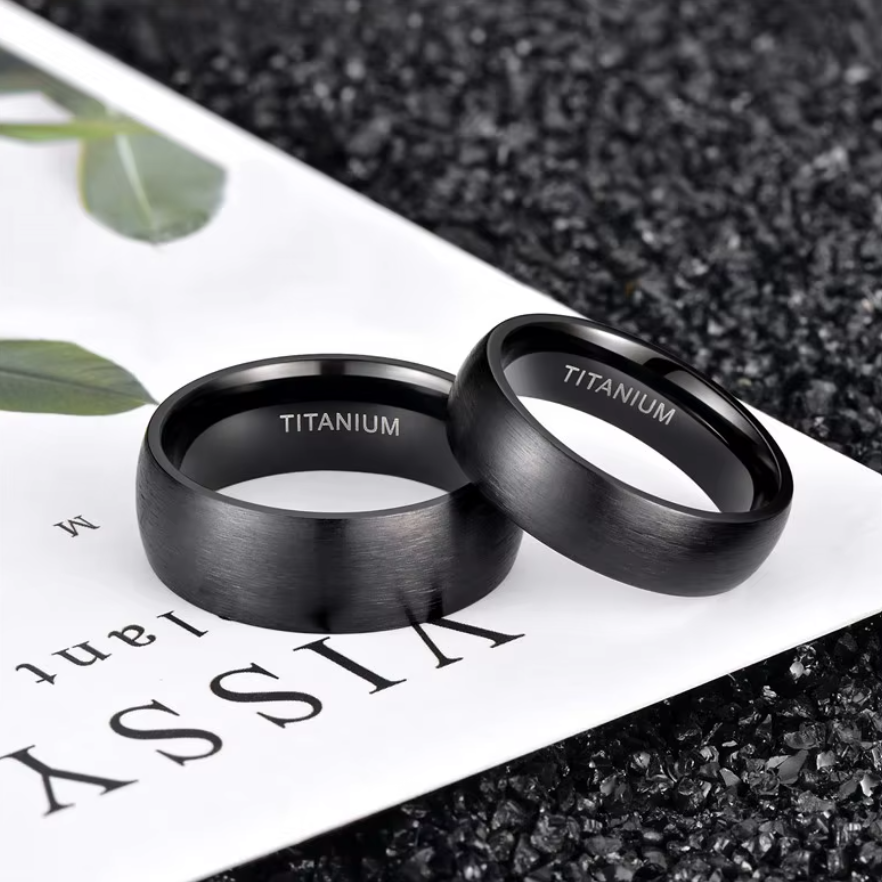 Aliança em Titânio Preto com Acabamento Escovado – Design Minimalista