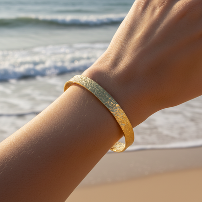 Escrava Golden Ripple em Aço – Textura Martelada de Alto Brilho