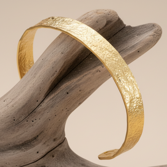 Bracelet jonc Golden Ripple en acier – Texture martelée ultra brillante