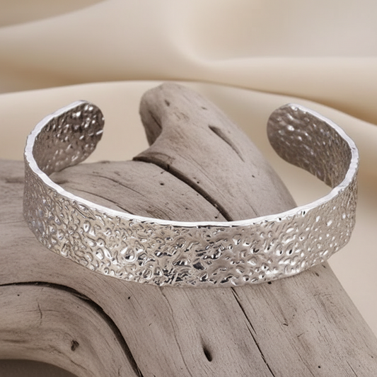 Bracelet Rigide en Acier Inoxydable Texturé – Résistance et Style
