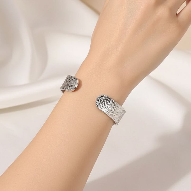 Pulseira Rígida em Aço Inoxidável Texturizado – Resistência e Estilo