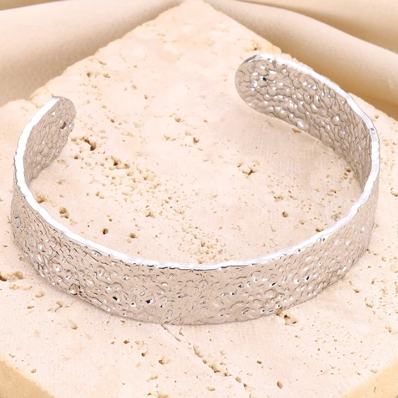Pulseira Rígida em Aço Inoxidável Texturizado – Resistência e Estilo