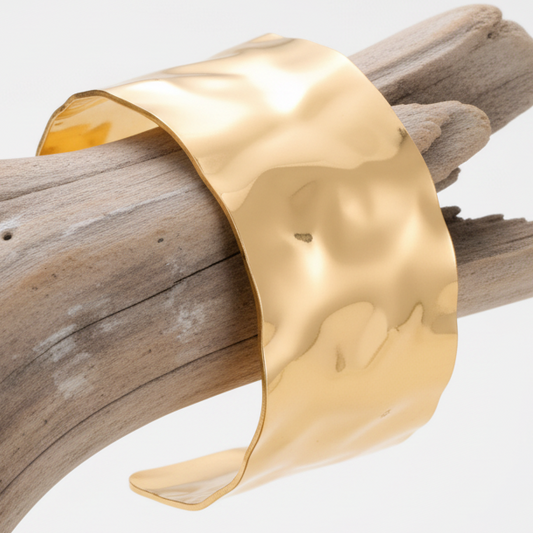 A nossa bracelete em aço inoxidável é totalmente hipoalergénica e resistente a tudo.