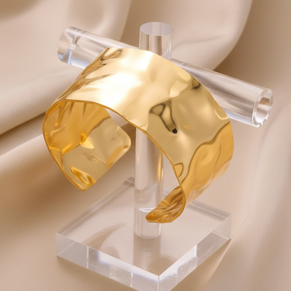 Escrava Magma Gold Larga – Aço Inoxidável com Efeito Martelado