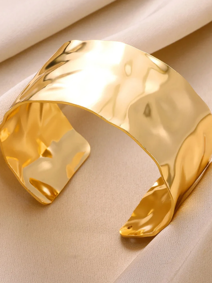Escrava Magma Gold Larga – Aço Inoxidável com Efeito Martelado