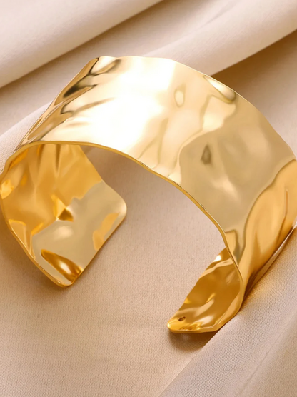 Escrava Magma Gold Larga – Aço Inoxidável com Efeito Martelado