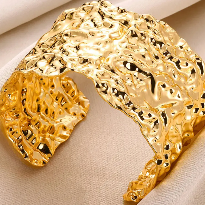 Escrava Magma Gold Larga – Aço Inoxidável com Efeito Martelado