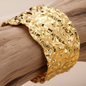 Escrava Magma Gold Larga – Aço Inoxidável com Efeito Martelado