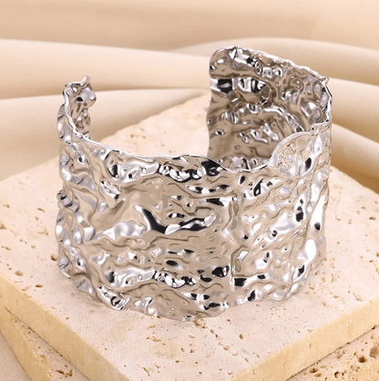 Pulseira Rígida Larga em Aço Inoxidável – Resistência e Estilo
