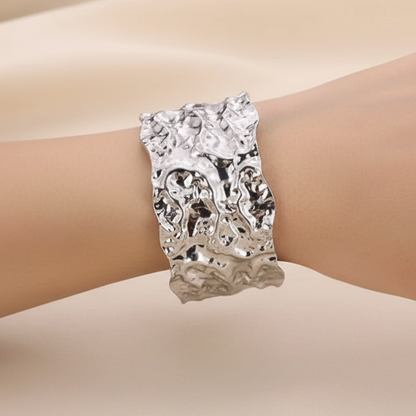 Pulseira Rígida Larga em Aço Inoxidável – Resistência e Estilo
