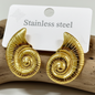 Brincos Ocean Spiral em Aço – Design de Concha Texturizada