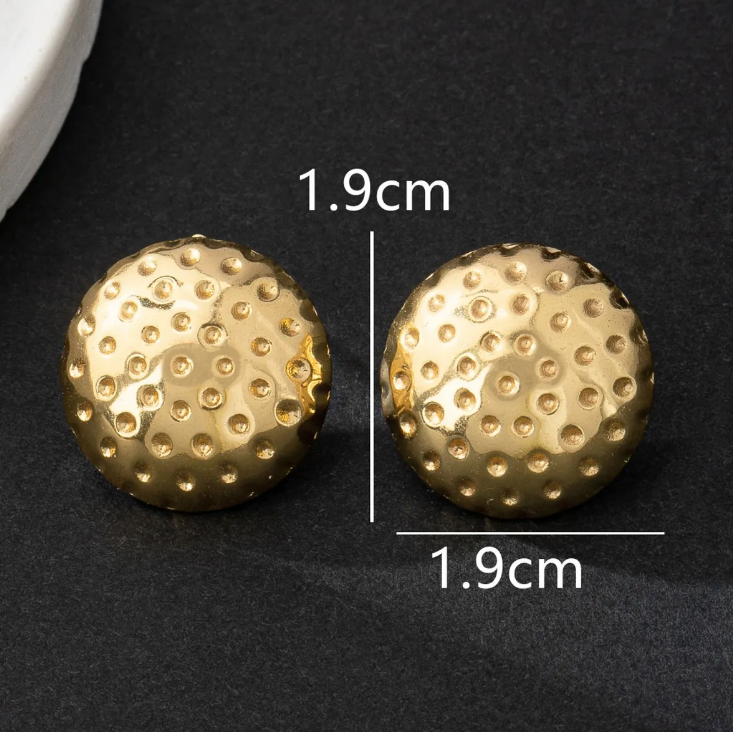 Brincos Dot Dome em Aço – Design Convexo com Textura