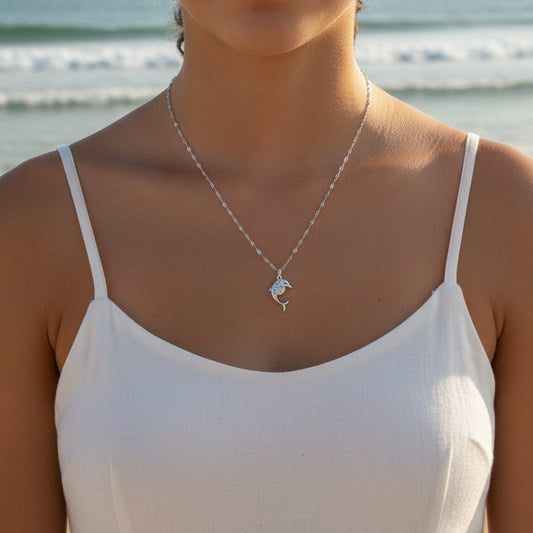 Colar de Senhora em Aço Inoxidável com Pendente Golfinho Laminado a Ouro Branco 10k