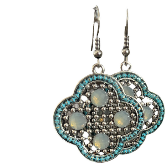 Brincos Boho Trevo na Cor Prata com Pedras Brancas