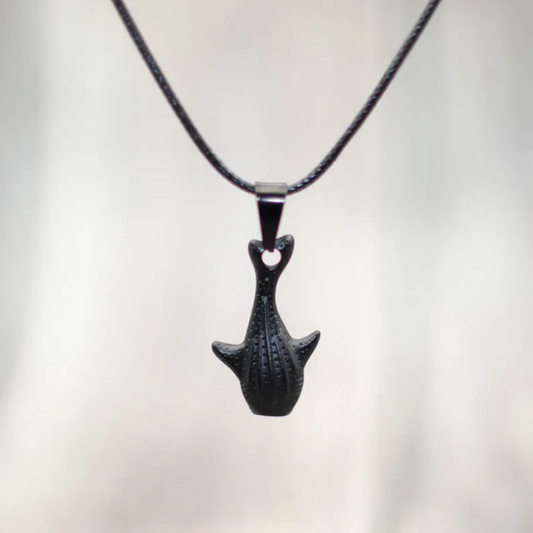 Colar Gargatilha em Corda de Cera com Pingente de Tubarão Baleia em Liga de Zinco