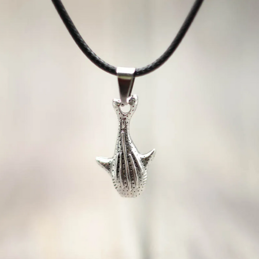Colar Gargatilha em Corda de Cera com Pingente de Tubarão Baleia em Liga de Zinco Prata