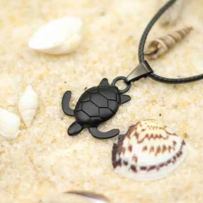 Colar Artesanal com Cordão de Couro e Pingente de Tartaruga