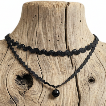 Gargantilha de Ondas em Camadas com Pendente – Elegância em Relevo