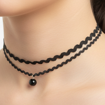 Gargantilha de Ondas em Camadas com Pendente – Elegância em Relevo