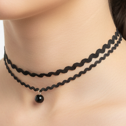 Gargantilha de Ondas em Camadas com Pendente – Elegância em Relevo