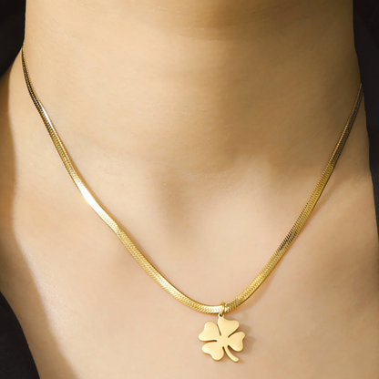 Collier Chance et Élégance – Maille Serpent avec Pendentif Trèfle en Acier
