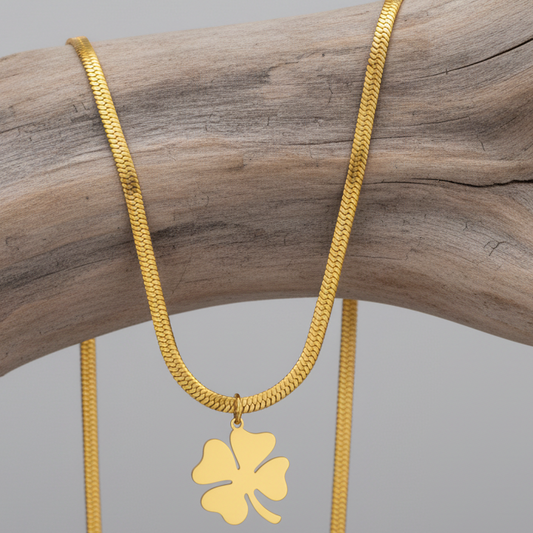 Colar Sorte e Elegância – Malha Snake com Pendente Trevo em Aço
