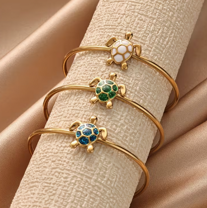Pulseira Rígida Dourada com Tartaruga Marinha Verde – Aço Inoxidável 304L | Mar e Vida
