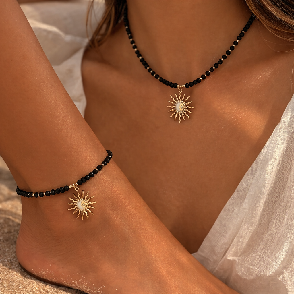 Este conjunto de colar e tornozeleira é o complemento perfeito para vestidos leves, biquínis ou um look casual de final de tarde.