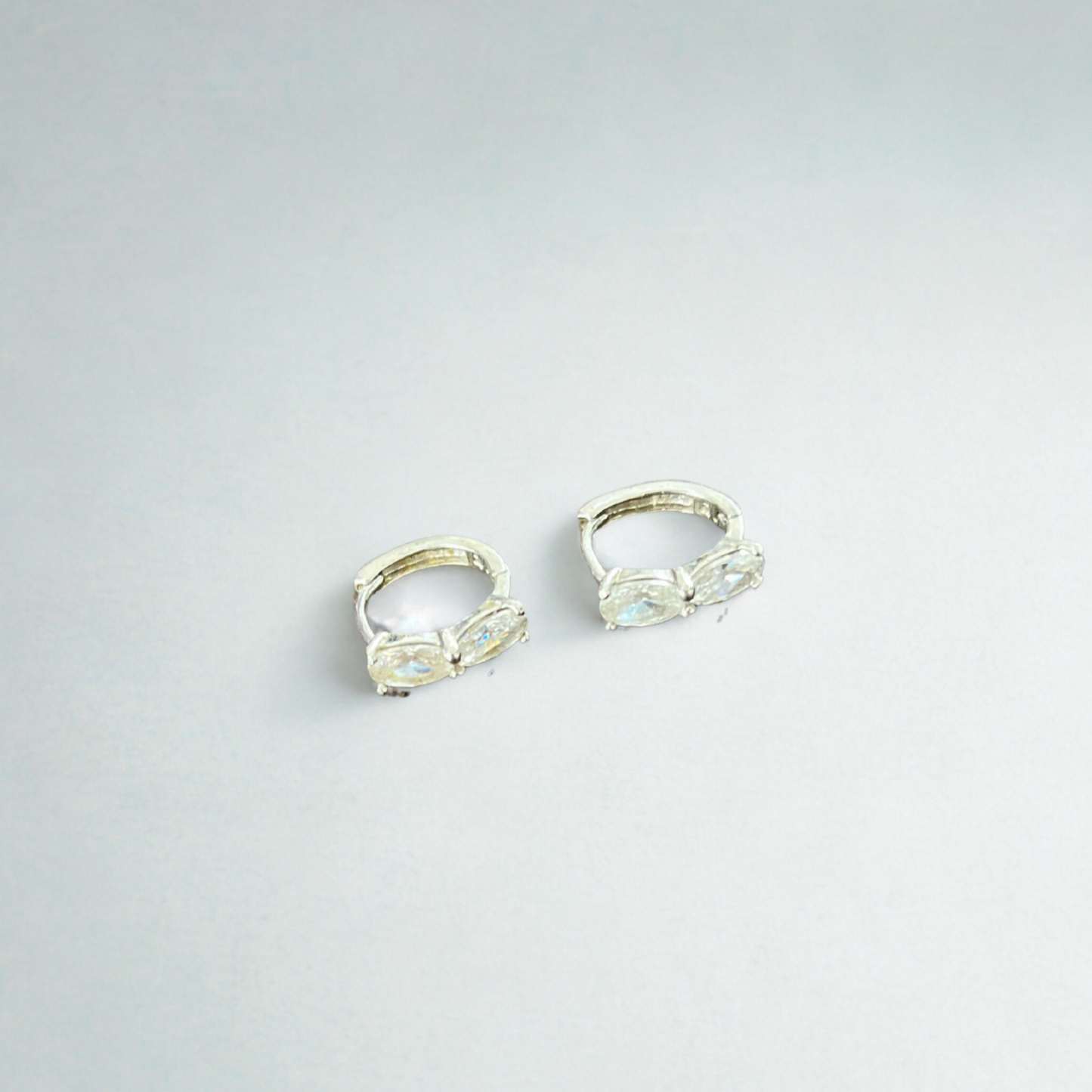 Argolas Pequenas em Ouro Laminado Branco 10k com Zircões