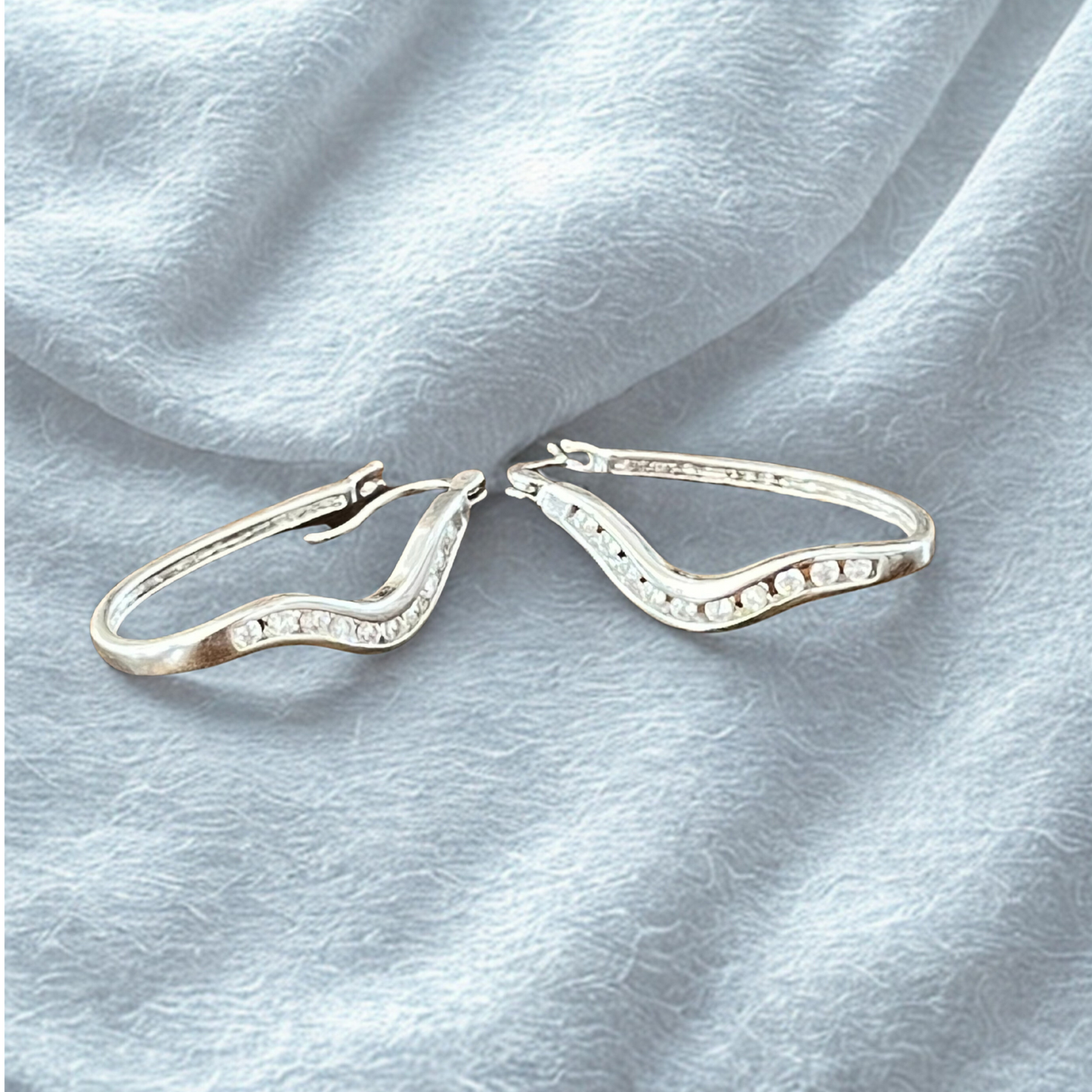 Argolas em Ouro Laminado Branco 18K com Topázios