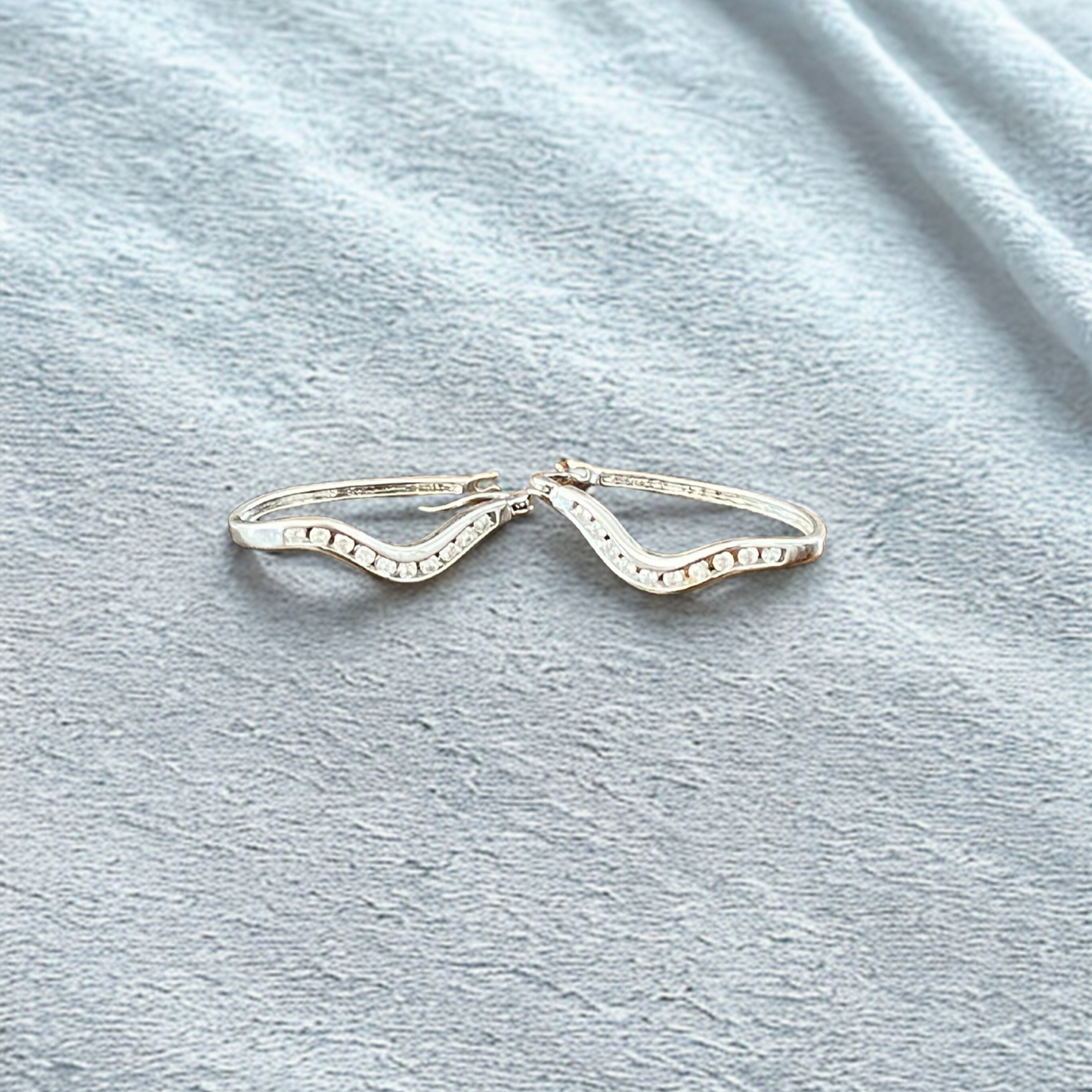 Argolas em Ouro Laminado Branco 18K com Topázios