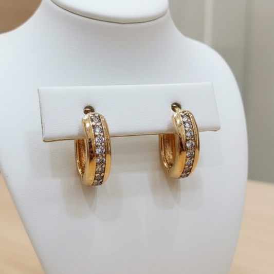 Petites créoles en or laminé 18 carats avec topaze