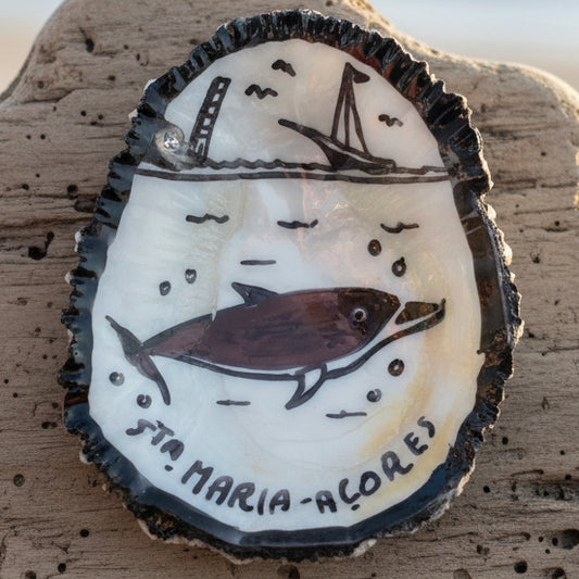 Íman de Lapa Pequena Pintado à Mão - "Golfinho em Santa Maria" por Carlos Pereira