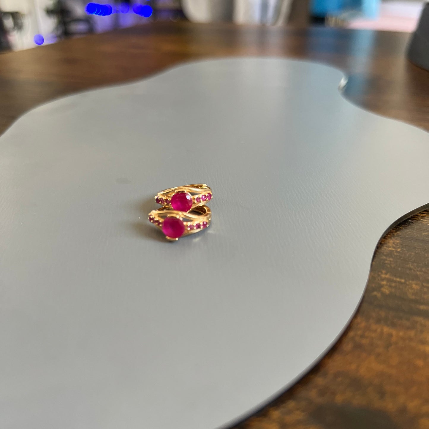 Argolas Pequenas em Ouro Laminado 10K com Rubis