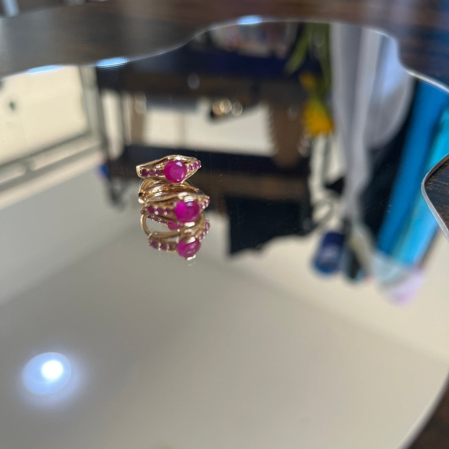 Argolas Pequenas em Ouro Laminado 10K com Rubis