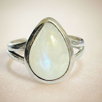 Bague en argent avec pierre de lune naturelle T:8