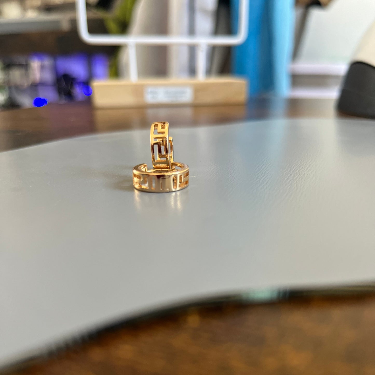 Argolas Pequenas em Ouro Laminado 10K, Tipo Versace