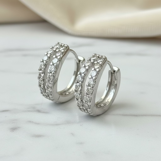 Petites boucles d'oreilles créoles en or laminé blanc 14k avec zircons