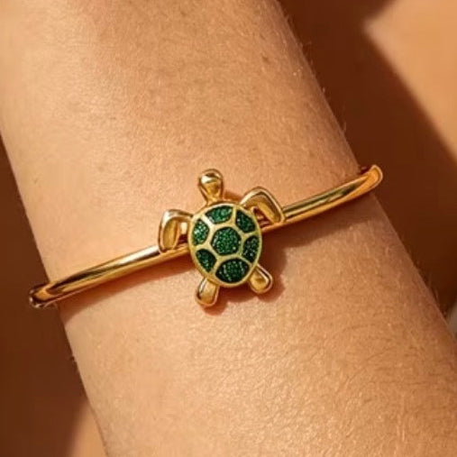 Pulseira Rígida Dourada com Tartaruga Marinha Verde – Aço Inoxidável 304L | Mar e Vida