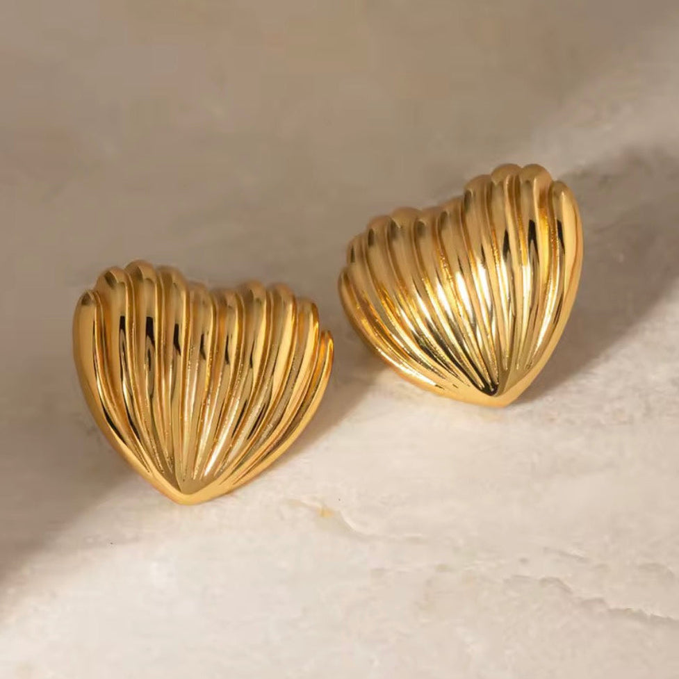 Os nossos brincos Ribbed Heart reinventam o clássico símbolo do coração com um design canelado sofisticado que capta a luz de forma deslumbrante.
