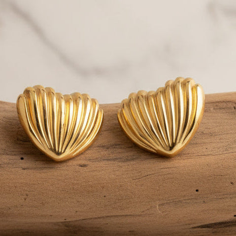 Brincos Ribbed Heart em Aço – Coração Canelado Dourado