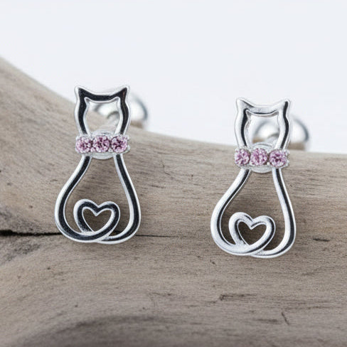 Brincos Cat Love: A Elegância do Aço Cirúrgico que Cuida de Si