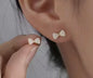 Brincos Bow Ouro Tipo Piercing com Zircónia - Fecho de Rosca Hipoalergénico