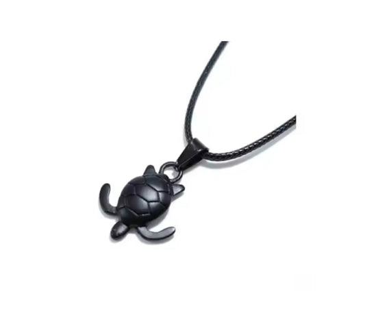 Colar Artesanal com Cordão de Couro e Pingente de Tartaruga