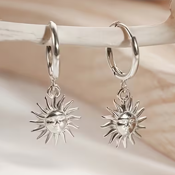 Brincos Solar Silver em Aço – O Brilho do Sol no seu Look