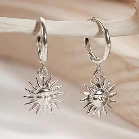 Brincos Solar Silver em Aço – O Brilho do Sol no seu Look